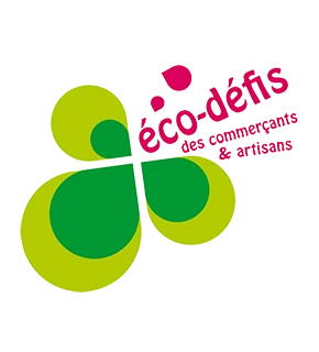 Composition graphique professionnelle présentant trois ou quatre matériaux naturels utilisés par l'entreprise : échantillon de chaux naturelle (texture marmorino ou vénitien), pot de peinture sans solvant, rouleau de papier peint haut de gamme, disposés sur une surface de travail minérale neutre (béton clair ou marbre). Les matériaux doivent être photographiés sous une lumière naturelle douce, en gros plan légèrement rapproché, sur un fond gris clair ou blanc, illustrant concrètement l'engagement vers les matériaux naturels et sains sans redonder avec les logos de certifications.