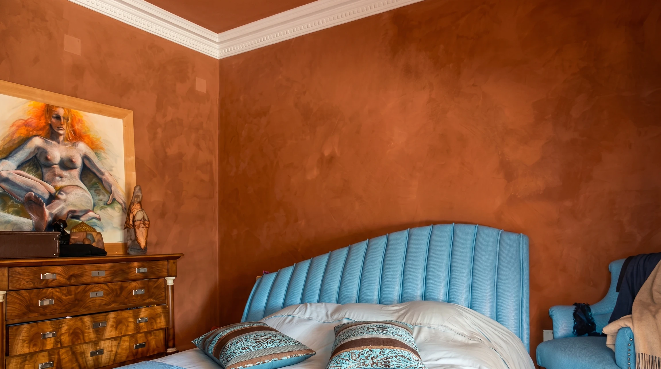 peintre homme, brosse à la main pour les produits pour restaurer et peindre le mur, intérieur le chantier d'une maison, mur pendant la peinture, rénovation, peinture, entrepreneur, Architecte, ouvrier de construction