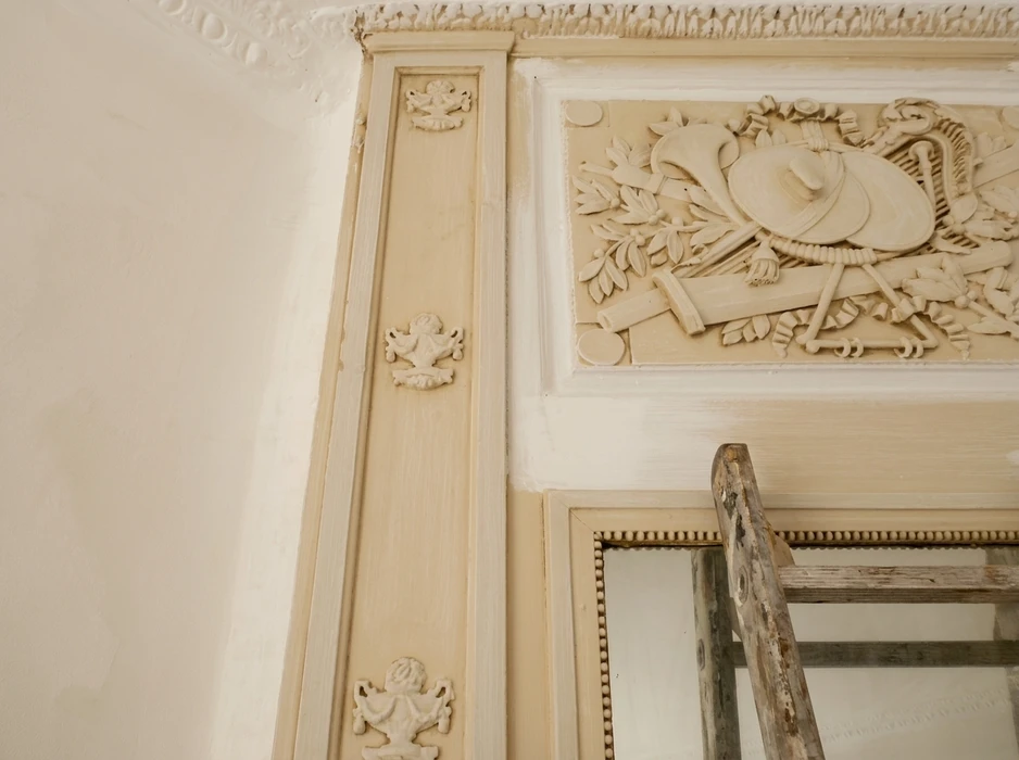 Mur intérieur recouvert d'un papier peint Art Nouveau, motif répétitif de lotus stylisés aux volutes symétriques