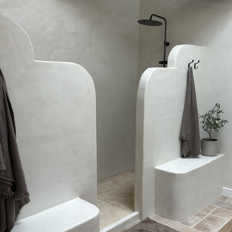 Douches en béton ciré en Alsace : Esthétique et Durabilité pour votre Salle de Bain